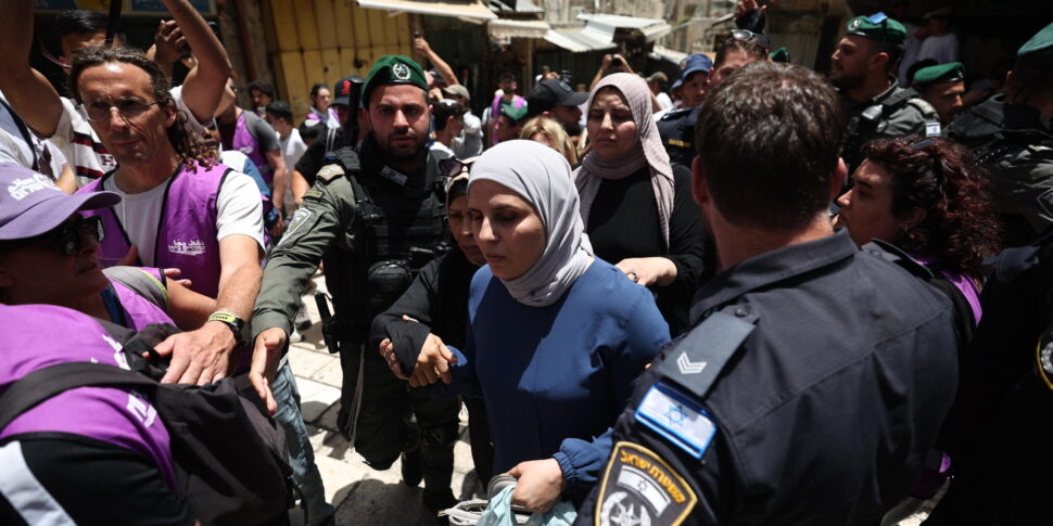https://assets.gds.it/2025/05/Flag-March-in-Jerusalem_85415414-970x485.jpg