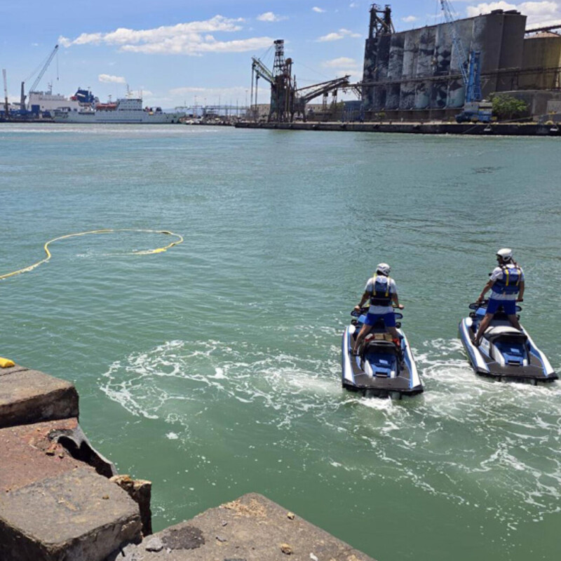 Una nave da crociera per il forte vento ha rotto gli ormeggi nel porto di Catania. Due turisti che stavano per salire a bordo sono caduti in mare e sono stati messi in salvo da personale della nave e da agenti di polizia con moto d'acqua e da militari della guardia costiera, 30 maggio 2025. ANSA