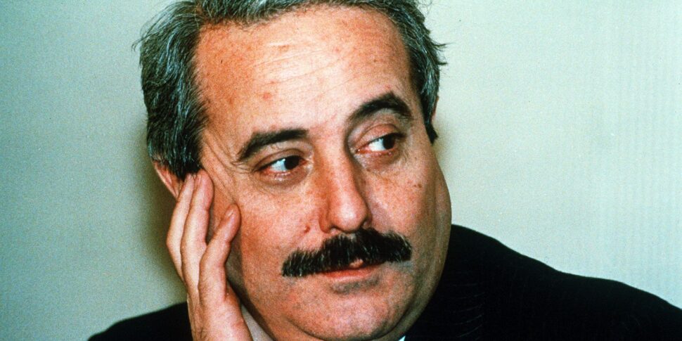 https://assets.gds.it/2025/05/Giovanni-Falcone-970x485.jpg