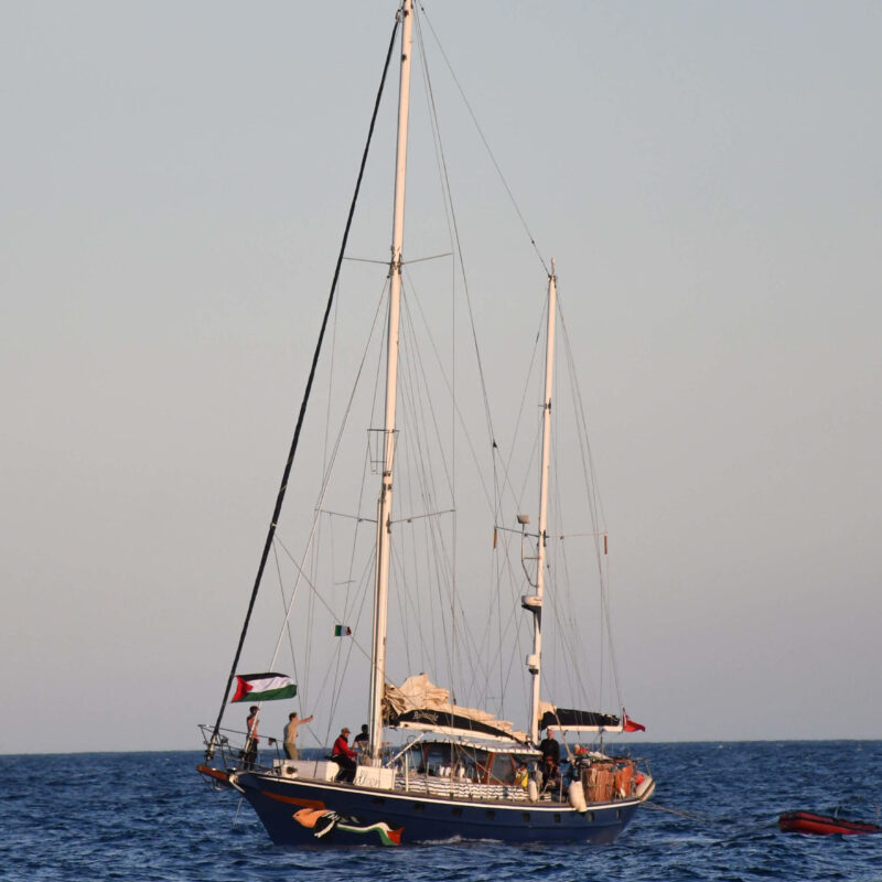 La barca della ong Freedom Flotilla Coalition con a bordo Greta Thunberg arriva a Catania, dove l'attivista svedese e l'attore Liam Cunningham terranno un panel dedicato alla missione umanitaria in partenza verso Gaza nell'ambito di Etna Comics, Catania, 30 maggio 2025. ANSA/ORIETTA SCARDINO