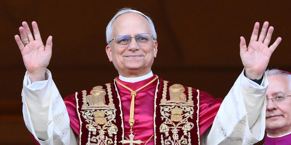 https://assets.gds.it/2025/05/Il-Papa-e-Prevost_84979244-scaled-970x485-1746727552.jpg