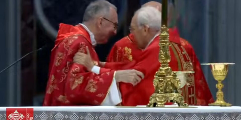 https://assets.gds.it/2025/05/Il-cardinale-Re-a-Parolin-Auguri.-e-doppi-Frame-da-Vatica-Media-Live_84940651-970x485.jpg