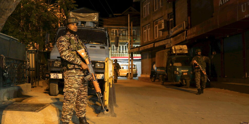 https://assets.gds.it/2025/05/Indian-administered-Kashmir-sees-heightened-security-following-deadly-attack_84925588-970x485.jpg