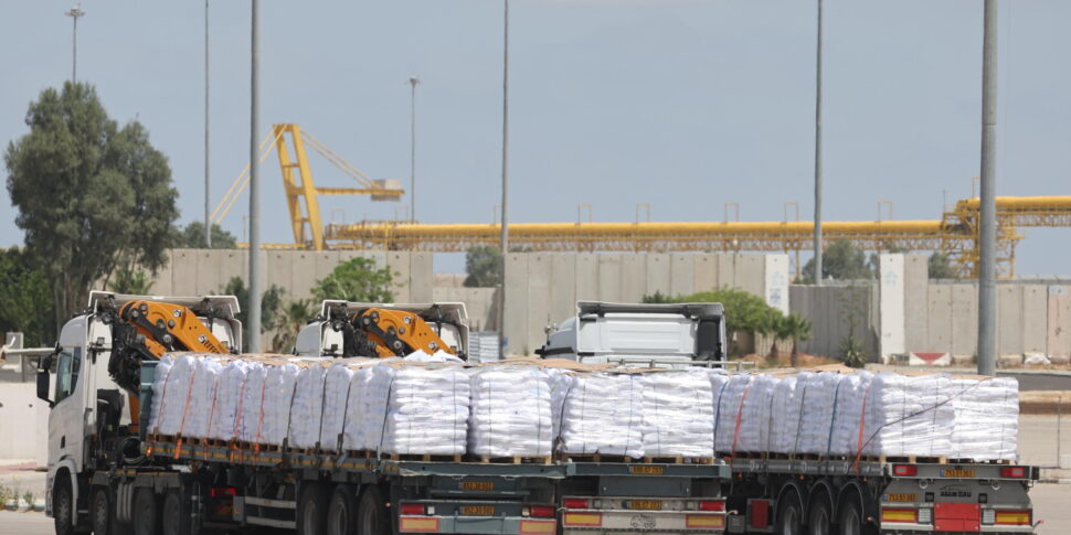 https://assets.gds.it/2025/05/Israeli-cabinet-approves-aid-into-Gaza-Strip_85242439-970x485.jpg