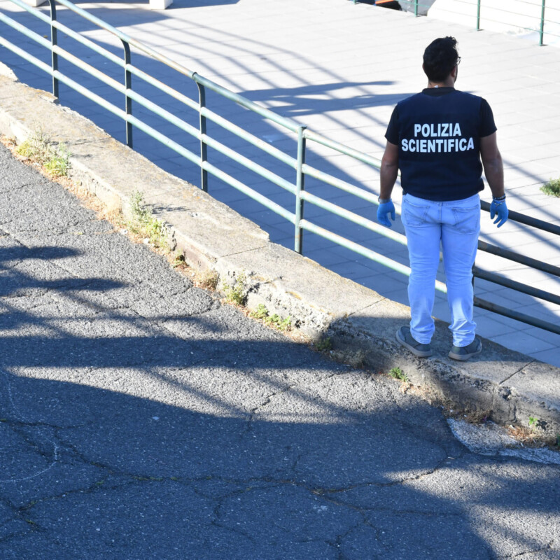 La polizia sul lungomare Ognina di Catania dove Santo Salvatore Giambattista Re, 30 anni, dipendente della nota pasticceria Quaranta, è stato accoltellato a morte da un posteggiatore abusivo 37enne, originario dello Zimbawe, al culmine di una lite, Catania, 30 maggio 2025. ANSA/ORIETTA SCARDINO