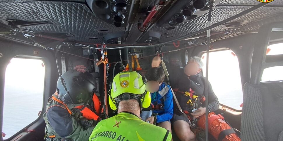 Scivola e si infortuna lungo un sentiero a Marettimo, soccorso in ...