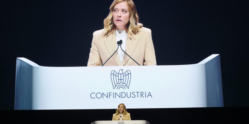 https://assets.gds.it/2025/05/Meloni-Italia-credibile-davanti-a-quadro-economico-difficile_85432485-970x485.jpg