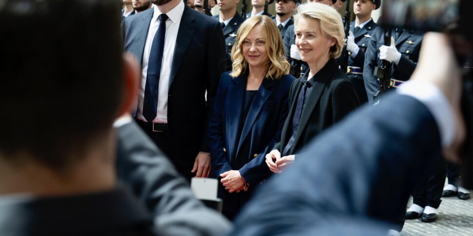 https://assets.gds.it/2025/05/Meloni-costruttivo-il-confronto-con-Vance-e-von-der-Leyen-_85225733-970x485.jpg