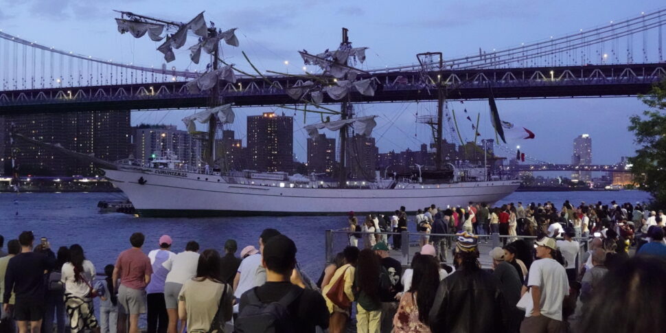 https://assets.gds.it/2025/05/Mexican-Navy-training-ship-hits-Brooklyn-Bridge-in-New-York_85208863-970x485.jpg