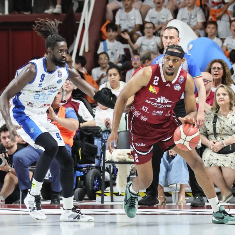 Il playmaker della Trapani Shark Justin Robinson in lunetta foto fetar