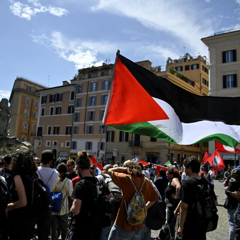 Manifestanti con una bandiera della Palestina a piazza Barberini durante la manifestazione contro il dl sicurezza a Roma, 26 maggio 2025. ANSA/RICCARDO ANTIMIANI