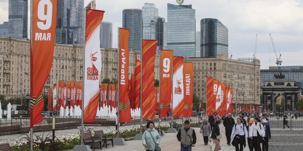 https://assets.gds.it/2025/05/Preparations-for-upcoming-Victory-Day-in-Moscow_84942485-970x485.jpg