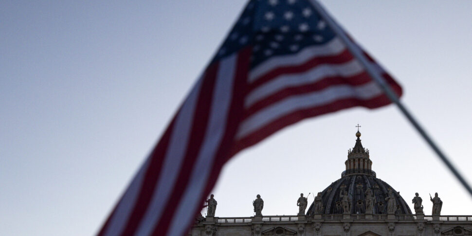 https://assets.gds.it/2025/05/Second-day-of-the-Conclave-for-the-election-of-the-new-Pope_84982954-970x485.jpg