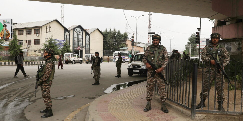 https://assets.gds.it/2025/05/Security-beefed-up-in-Kashmir_85012195-970x485.jpg
