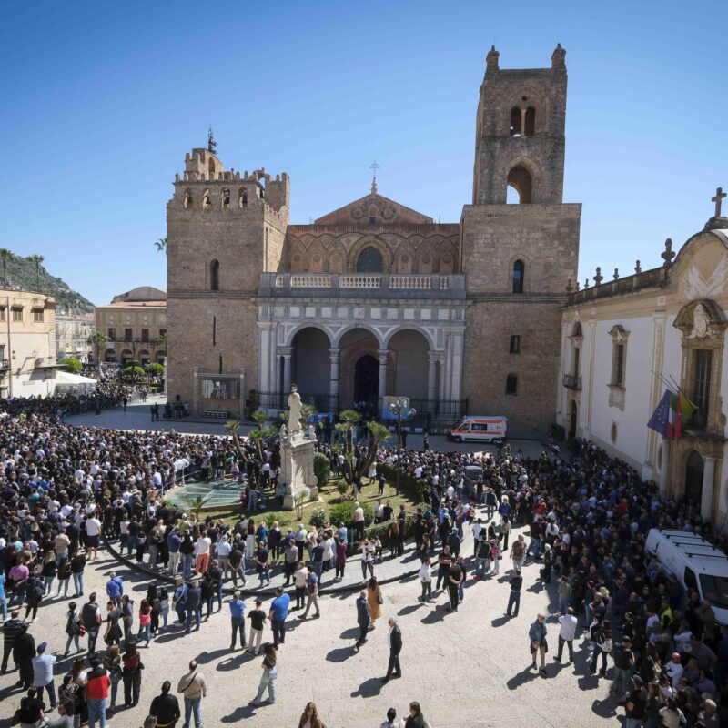 Un momento dei funerali dei tre ragazzi, Salvatore Turdo, Massimo Pirozzo e Andrea Miceli, uccisi nella sparatoria avvenuta dopo la mezzanotte di sabato scorso a Monreale, 2 maggio 2025. Per seguire la cerimonia sono stati allestiti due maxi schermi in due piazze per consentire alla folla dietro le transenne di assistere alla funzione.ANSA/IGOR PETYX