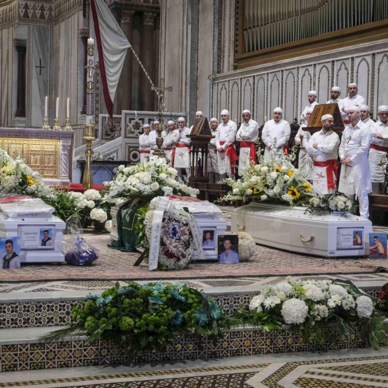 Strage di Monreale in miagliaia la piazza gremita al funerale dei tre ragazzi uccisi Palermo 02 maggio 2025 ANSA/IGOR PETYX