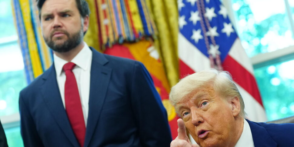 https://assets.gds.it/2025/05/US-President-Trump-announces-trade-agreement-with-United-Kingdom_84977151-970x485.jpg