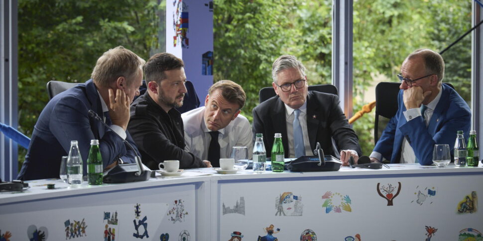 https://assets.gds.it/2025/05/Ukraine-EU-leaders-hold-call-with-U.S.-President-Trump-at-EPC-summit_85165734-970x485.jpg