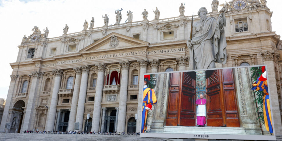 https://assets.gds.it/2025/05/Vatican-Conclave_84949185-970x485.jpg