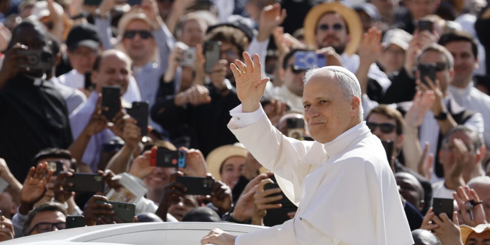 https://assets.gds.it/2025/05/Vatican-Pope-Leo-XIV-mass-inauguration_85210479-970x485.jpg