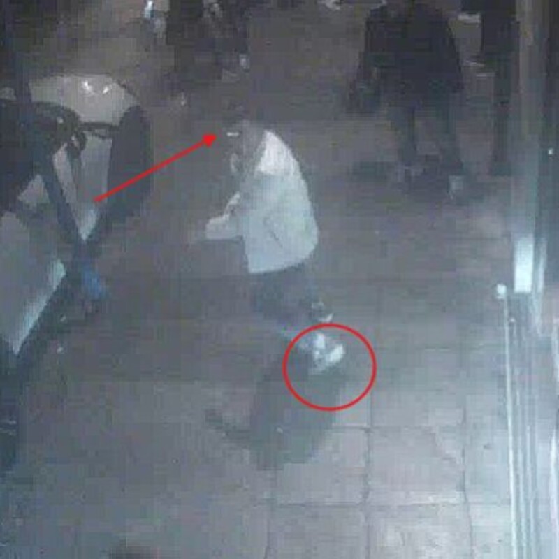 Conti corre con un oggetto in mano, sembra una pistola