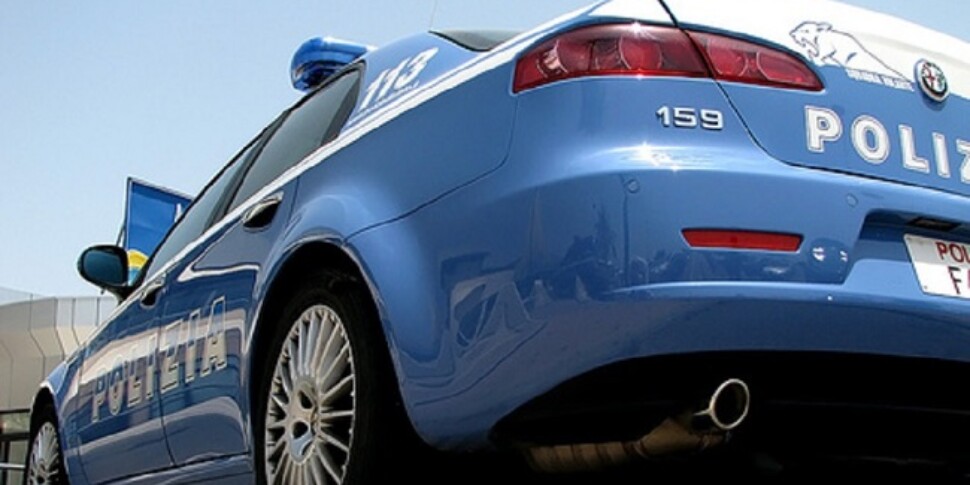 https://assets.gds.it/2025/05/foto-macchina-polizia-970x485-1747389071.jpg