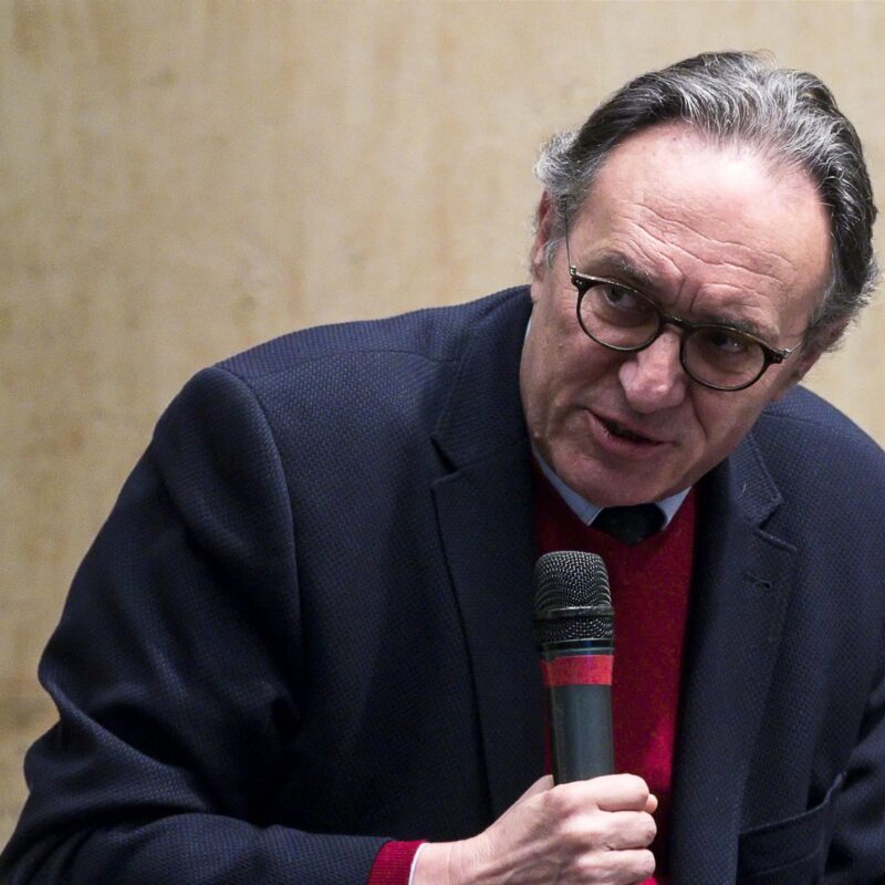 L'autore Marco Causi, durante la presentazione del suo libro "S.O.S Roma. La crisi della Capitale. Da dove viene, come uscirne" presso il tempio di Adriano, Roma, 15 marzo 2018. ANSA/ANGELO CARCONI