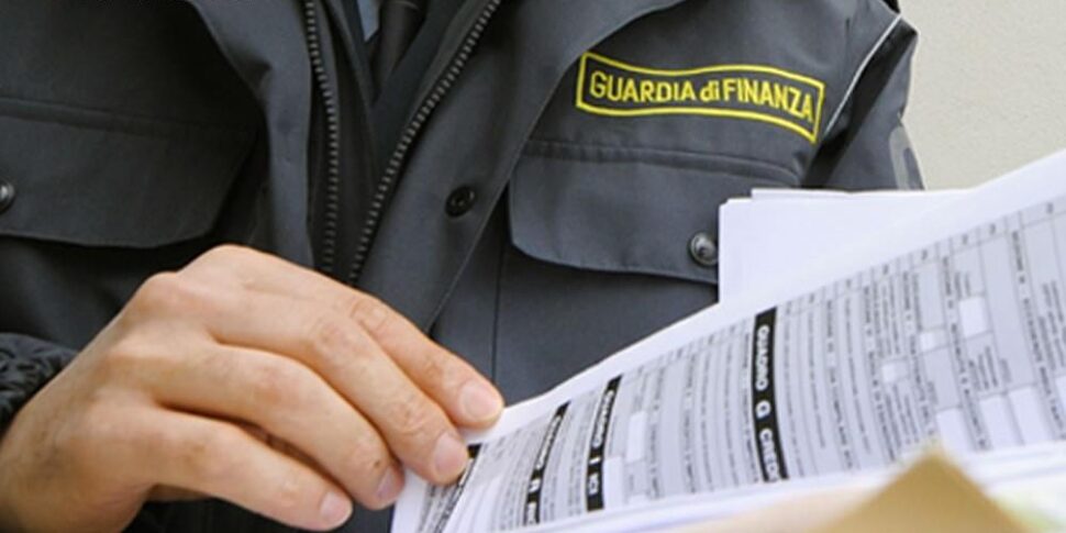 https://assets.gds.it/2025/05/guardia-di-finanza-970x485.jpg
