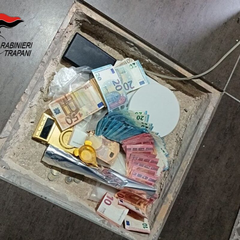 Droga e soldi nascosti sotto una mattonella