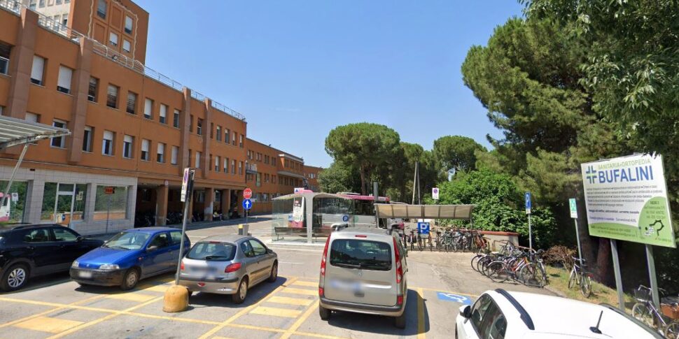 La madre lo scopre a sniffare in casa e lo prende a bastonate