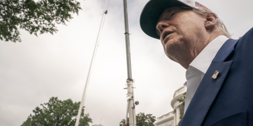 https://assets.gds.it/2025/06/A-new-flagpole-is-installed-on-the-South-Lawn-of-the-White-House_85855789-970x485.jpg