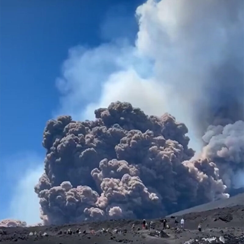 Eruzione dell'Etna vista da San Giovanni La Punta (Catania), 2 giugno 2025. ANSA / DOMENICO MAUGERI (npk)