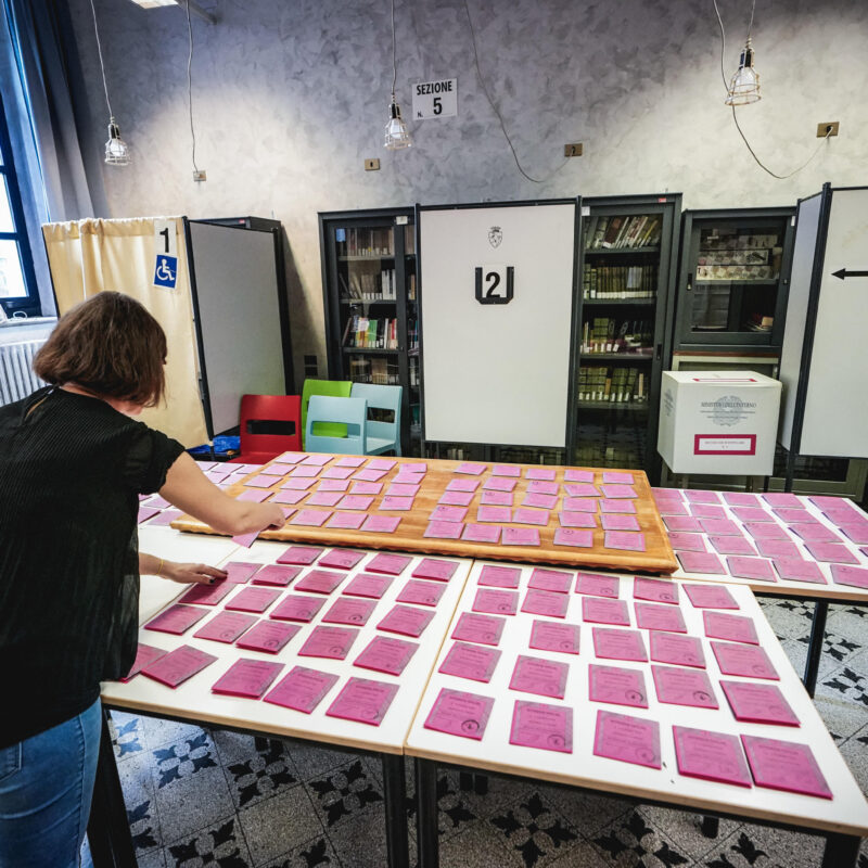 Allestimento di un seggio elettorale per il referendum presso la scuola Il Convitto Umberto I, Torino, 07 giugno 2025. ANSA/TINO ROMANO