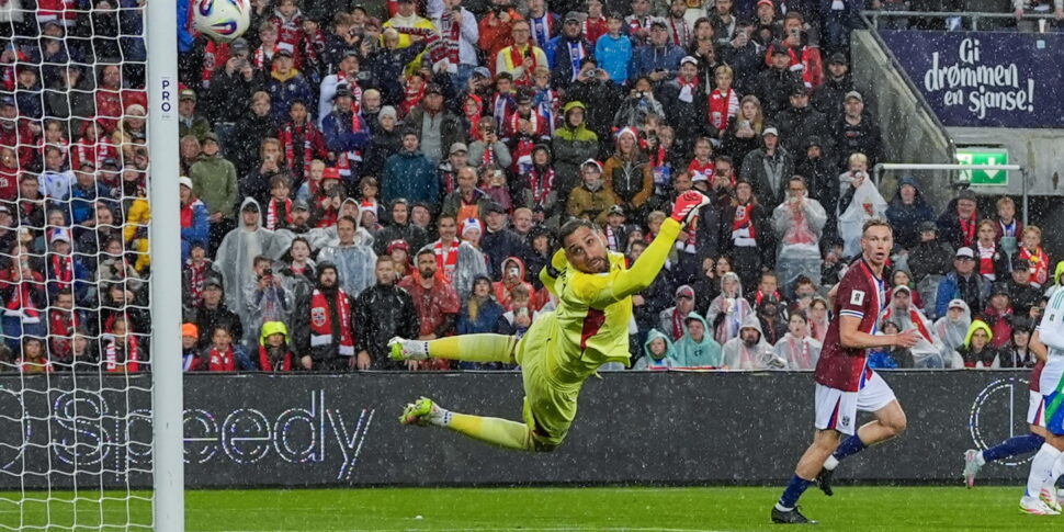 https://assets.gds.it/2025/06/FIFA-World-Cup-2026-qualifier-Norway-vs-Italy_85644694-970x485.jpg