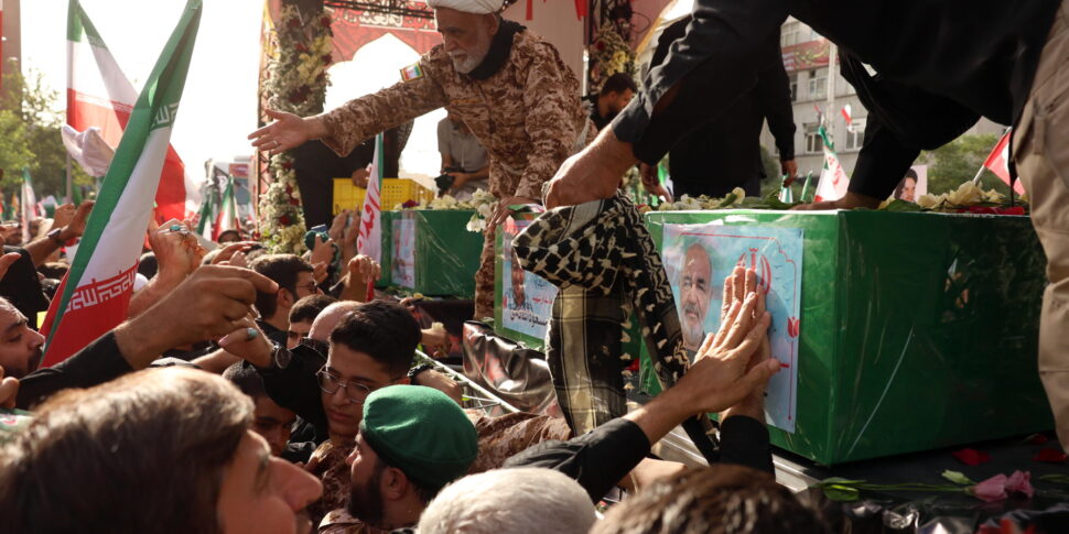 https://assets.gds.it/2025/06/Funeral-ceremony-for-Iranian-IRGC-leaders-who-were-killed-in-Israel-airstrike-in-Tehran_86026110-970x485.jpg