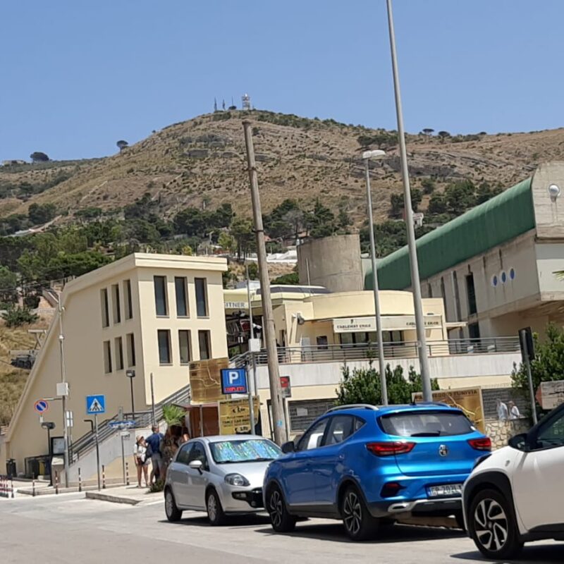I vigili del fuoco davanti alla stazione di valle della FuniErice