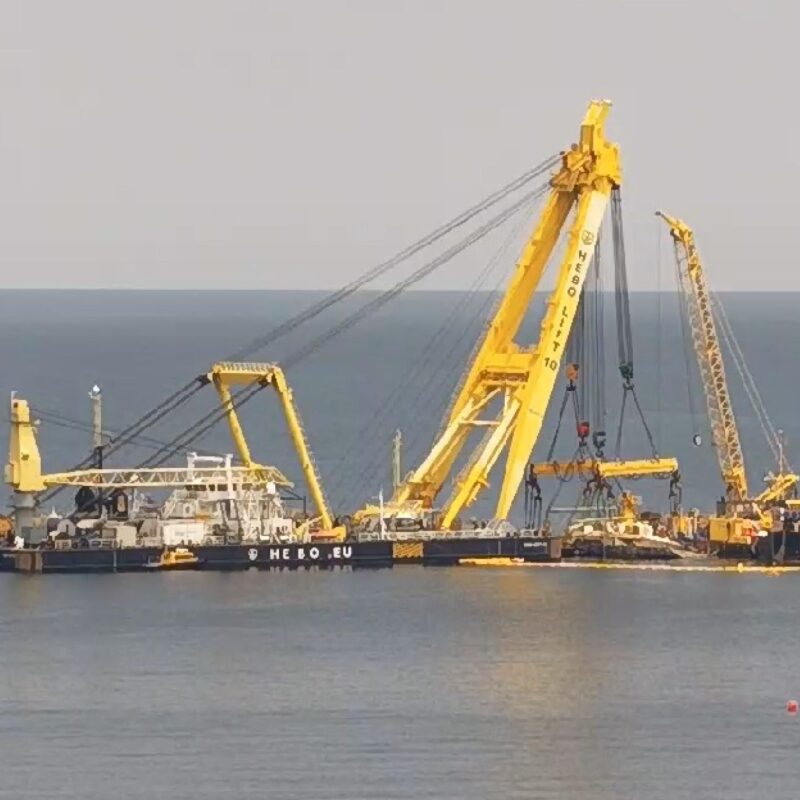Bayesian la chiatta hebo lift 2 arriva a Porticello sul punto de naufragio. Palermo 03 maggio 2025 ANSA/IGOR PETYX