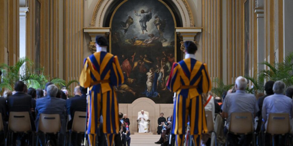 https://assets.gds.it/2025/06/Il-Papa-ai-politici-combattete-poverta-e-disuguaglianze_85906248-970x485.jpg