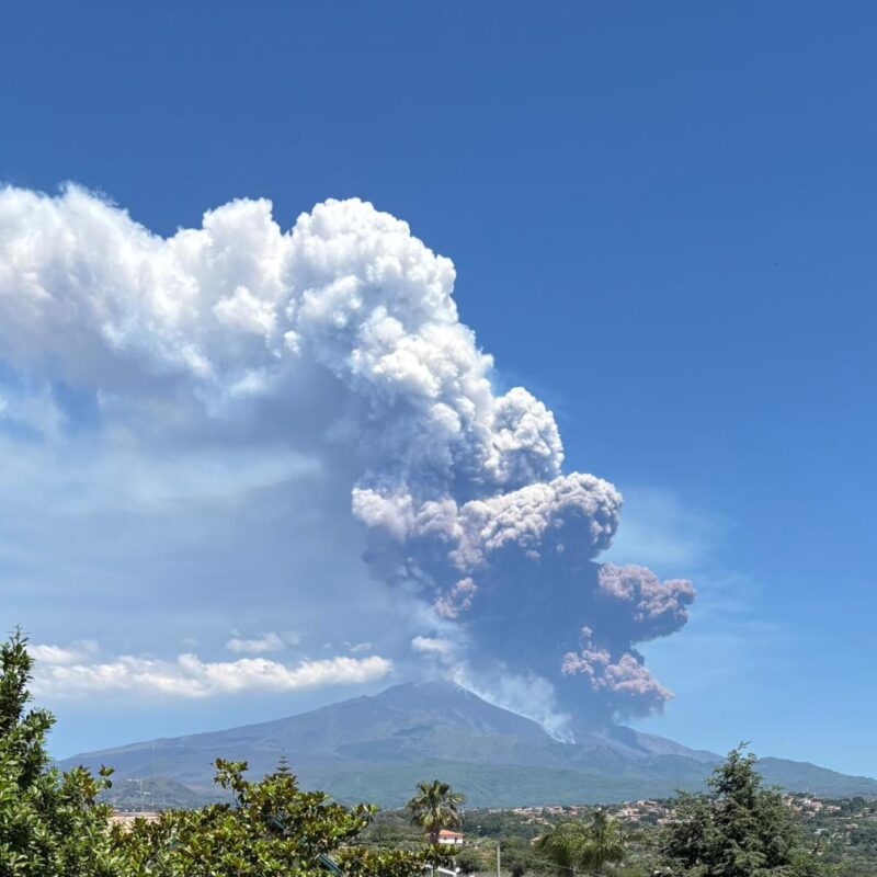 Eruzione dell'Etna vista da San Giovanni La Punta (Catania), 2 giugno 2025. ANSA / DOMENICO MAUGERI (npk)
