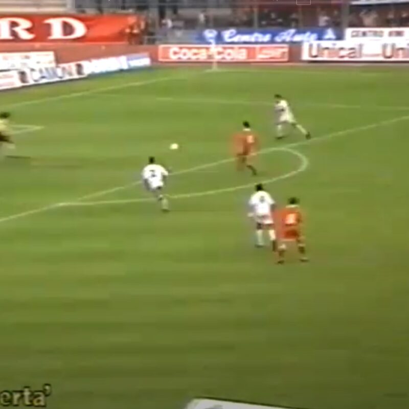 Il terzo gol di Pippo Inzaghi in quel Piacenza-Palermo del 1994 (frame dalla telecronaca della partita di Tele Lombardia, disponibile su Youtube)