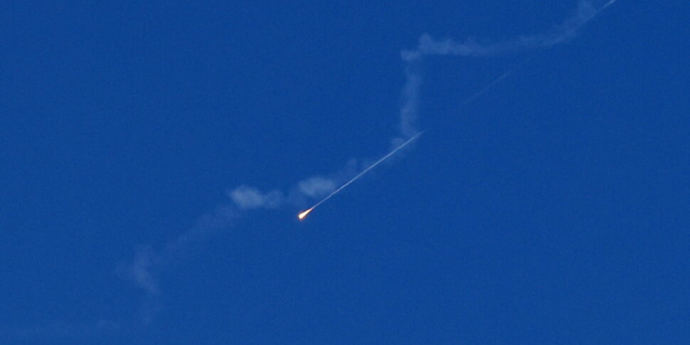 https://assets.gds.it/2025/06/Iran-fires-missiles-at-Israel_85876371-970x485.jpg