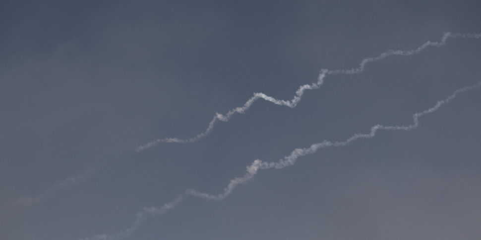 https://assets.gds.it/2025/06/Iran-launches-ballistic-missiles-on-Israel_85950518-970x485.jpg