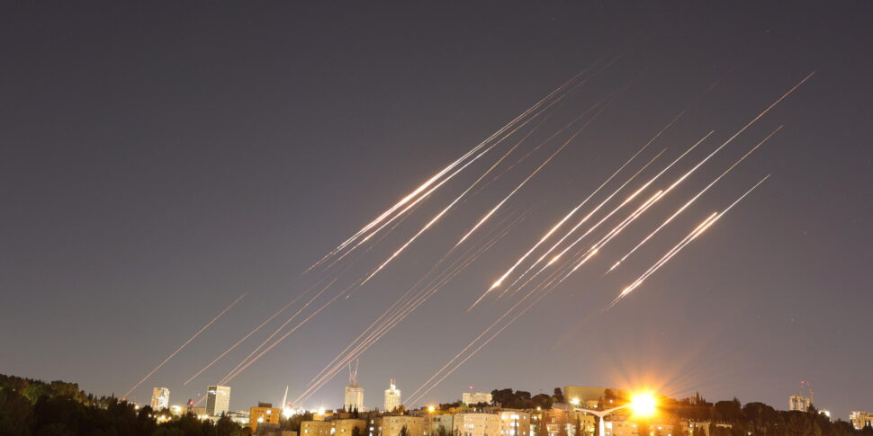 https://assets.gds.it/2025/06/Iran-launches-missiles-against-Israel_85782566-970x485.jpg