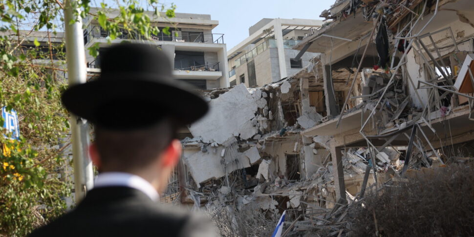 https://assets.gds.it/2025/06/Iran-launches-wave-of-retaliatory-strikes-against-Israel_85770523-970x485.jpg