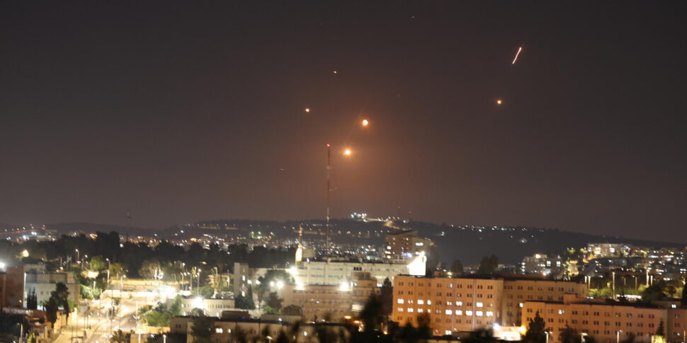 https://assets.gds.it/2025/06/Iranian-attack-on-Israel_85762008-970x485.jpg