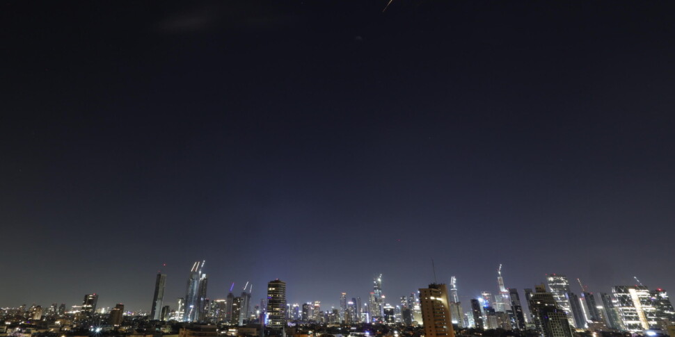 https://assets.gds.it/2025/06/Iranian-ballistic-missile-over-Tel-Aviv_85866098-scaled-970x485-1750366138.jpg