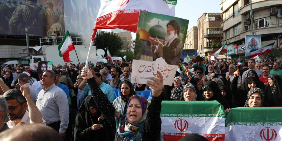 https://assets.gds.it/2025/06/Iranians-rally-against-US-and-Israel-amid-escalating-conflict_85925719-970x485.jpg