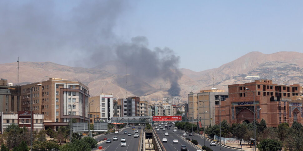 https://assets.gds.it/2025/06/Israel-and-Iran-continue-to-exchange-fire_85805537-970x485.jpg
