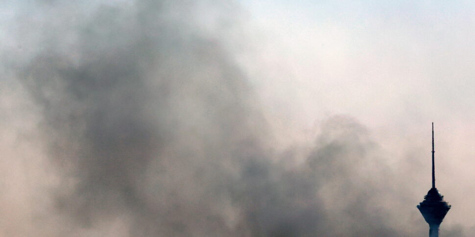 https://assets.gds.it/2025/06/Israeli-airstrike-on-Iran_85857640-970x485.jpg