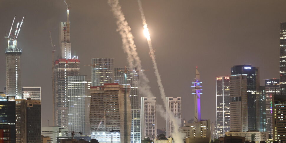 https://assets.gds.it/2025/06/Israels-Iron-Dome-intercepts-ballistic-missiles-fired-from-Iran-over-Tel-AvivxAxAxAxA_85788537-970x485.jpg